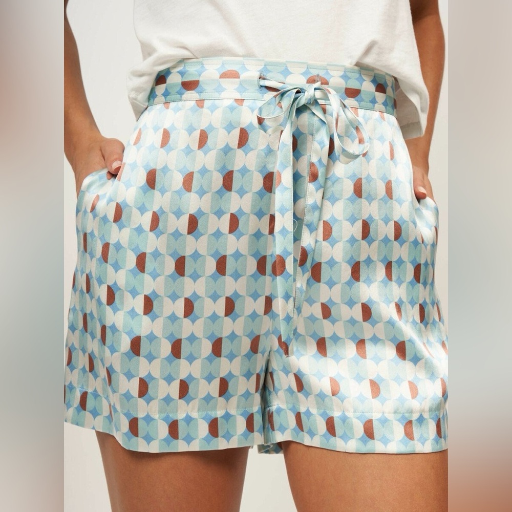EQUIPMENT ANGELIQUE SILK SHORTS,
BEAUTIFUL COLORS
Perfect for day are night